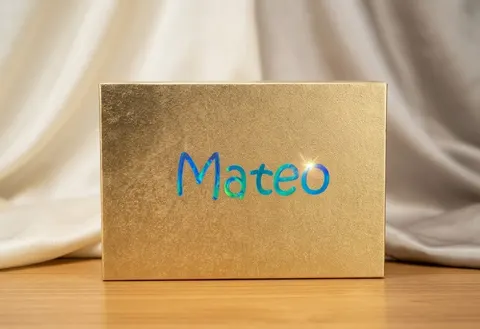 Caja de regalo dorada con el nombre Mateo