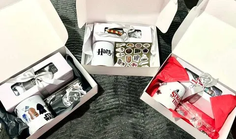 Cajas de regalo temáticas con taza y dulces