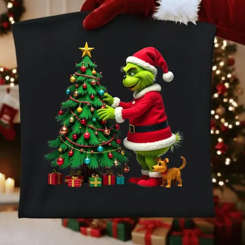 Estampado del Grinch decorando el árbol