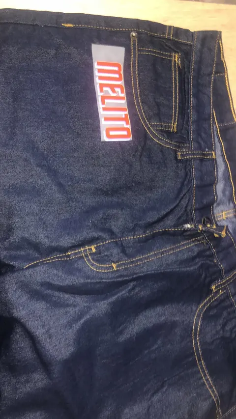 Etiqueta DTF de la marca Melito en la pretina de un pantalón de mezclilla