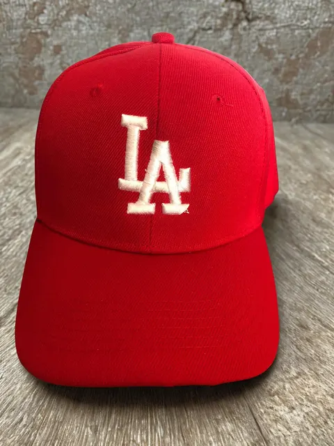 Gorra roja con LA bordado