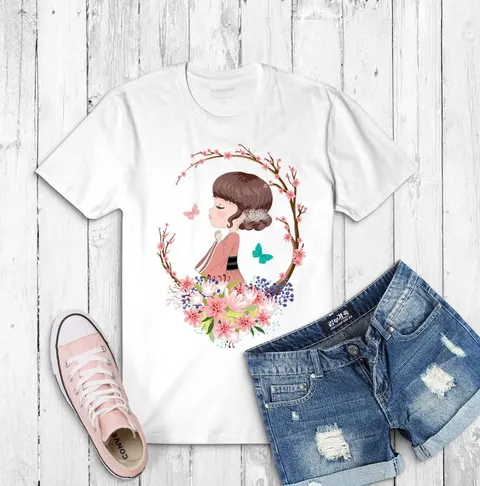 Playera blanca con niña y flores