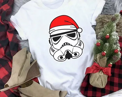 Playera blanca con casco de stormtrooper navideño