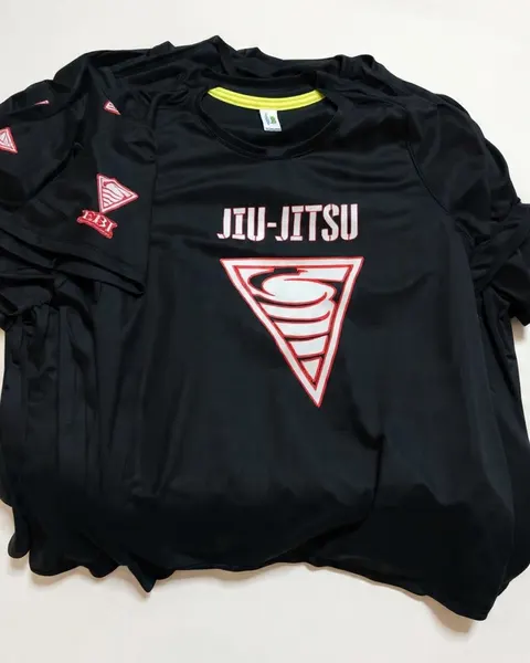 Playeras negras estampadas para una academia de Jiu-Jitsu