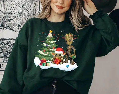 Sudadera verde con Groot y Baby Yoda navideños